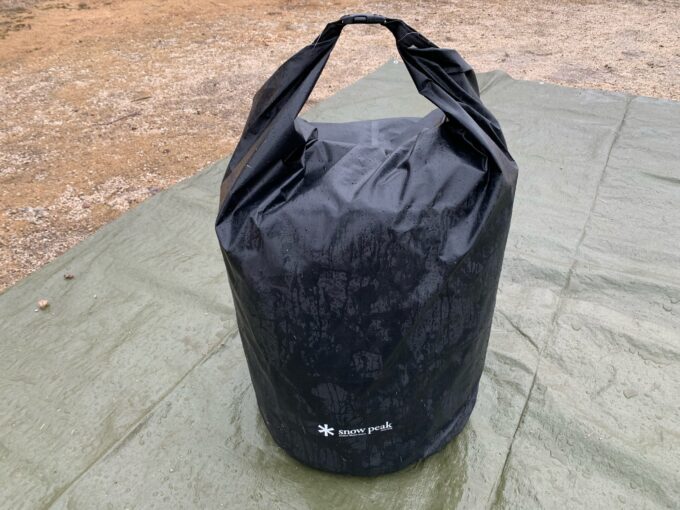 雨撤収の強い味方。ドライバッグを持っておくと便利ですよ！ | DADA