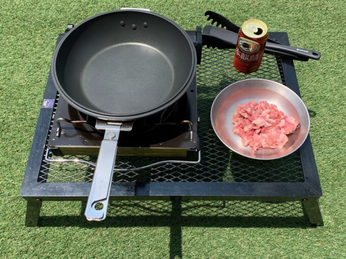 ガシガシ使えるタフな机！キャンプマニアプロダクツ「グリルスタンド