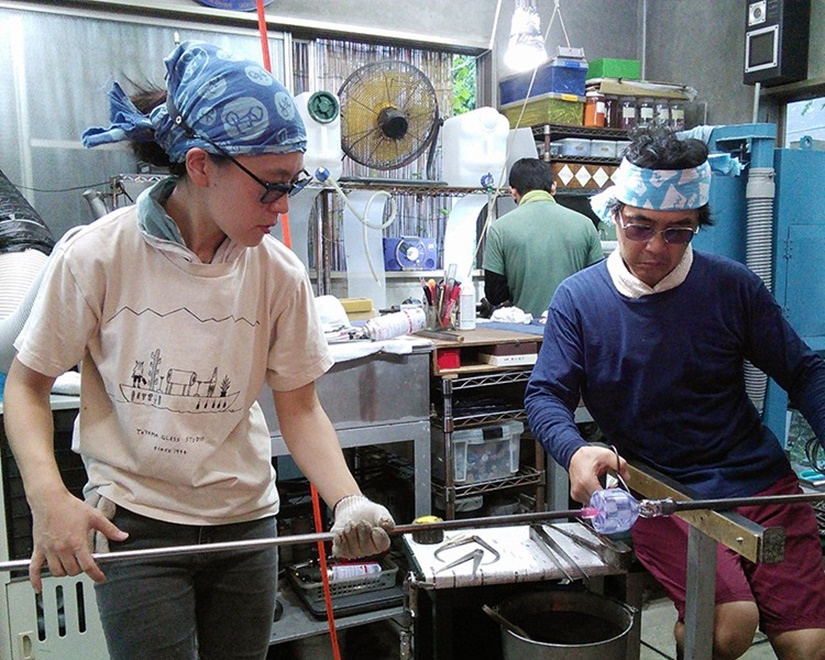 メンバーの力が合わさり完成するガラス作品「ガラス工芸作家」小西潮