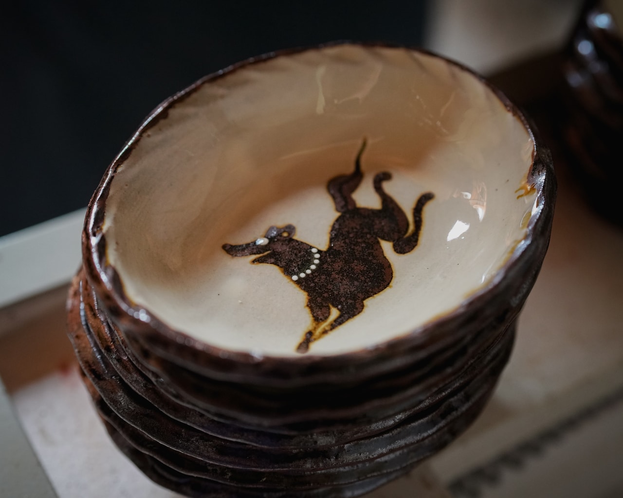 ほぼすべて独学」のスタイルを貫くスリップウェア作家 「てつ工房