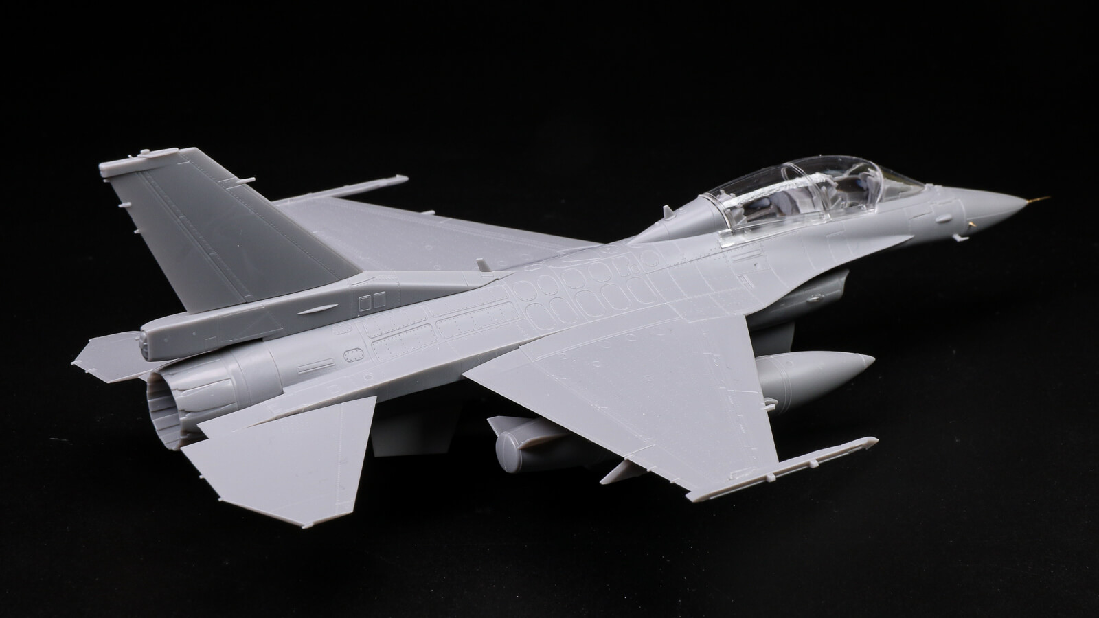 ファインモールドのスーパーキット「1/72 航空自衛隊 F-2B」で複座型