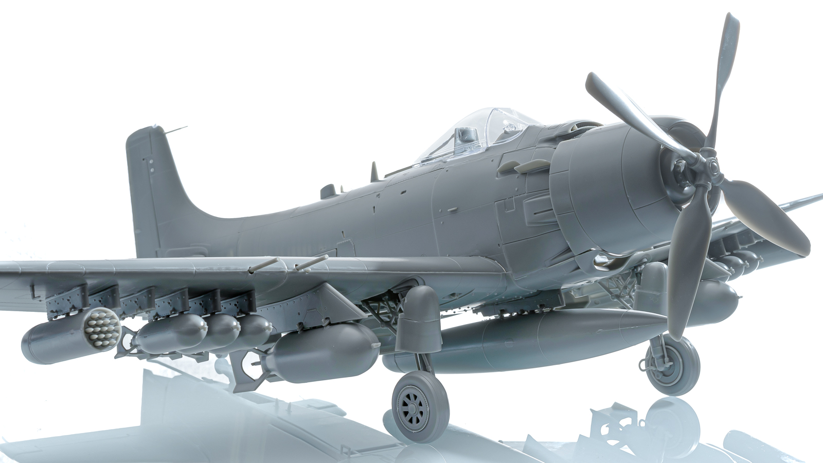 超絶マッチョなアメリカの艦上攻撃機、スカイレイダーをビッグスケール