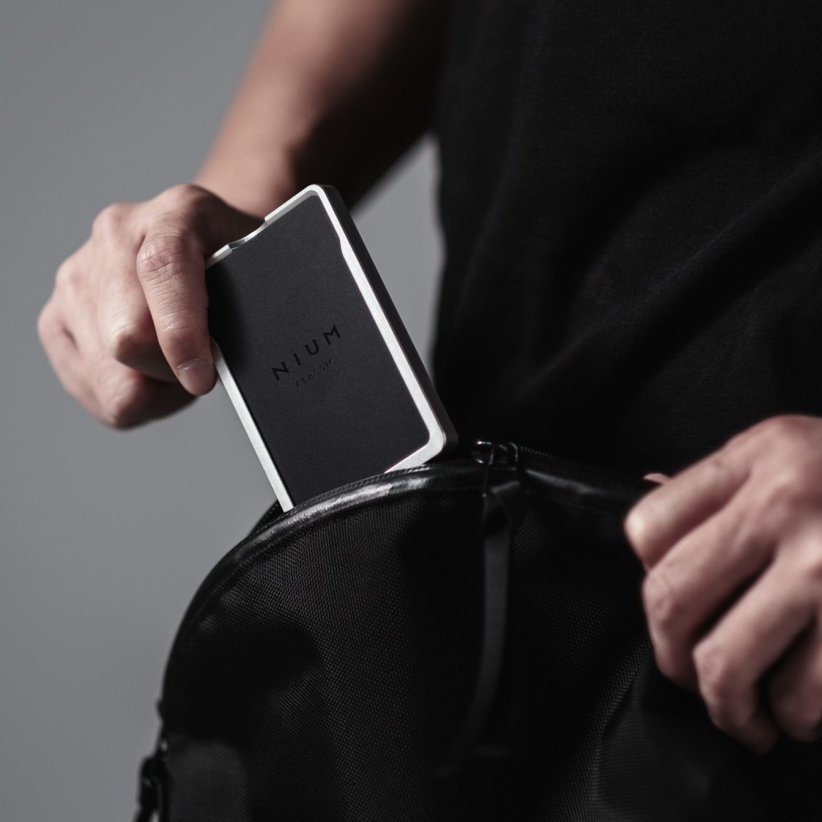 次世代フレーム型カードケース | 日本製アルミ削り出し 超軽量15g