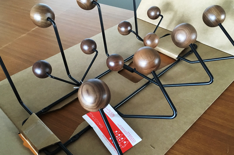 イームズのハングイットオールのウォルナット入荷！ | vanilla mag