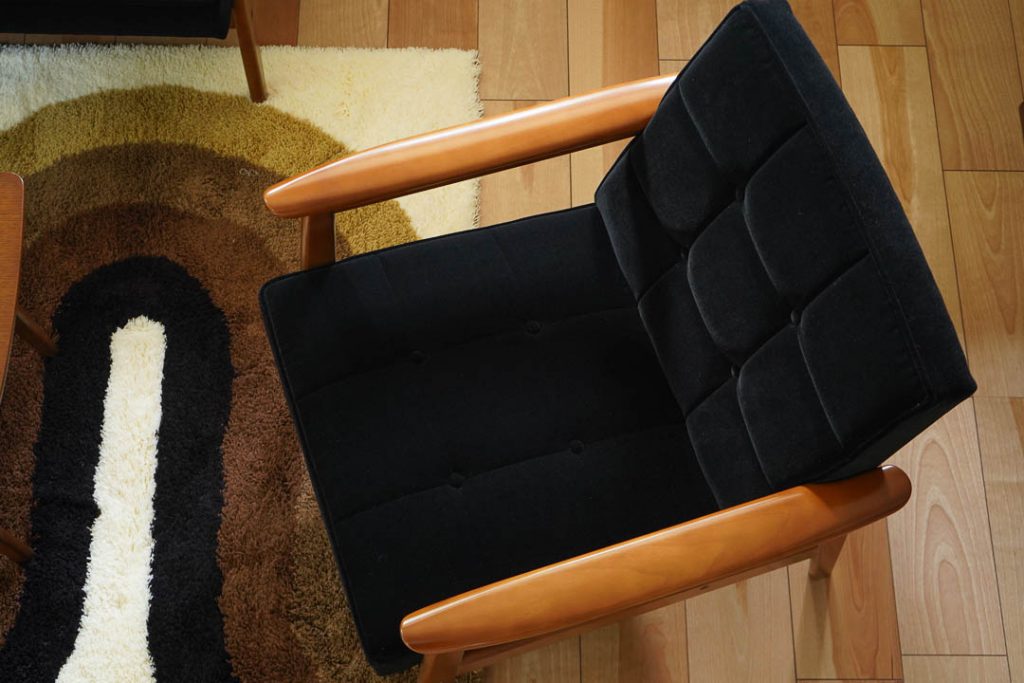 限定カリモク60 Kチェア＆オットマン「モケットブラック」ページ公開