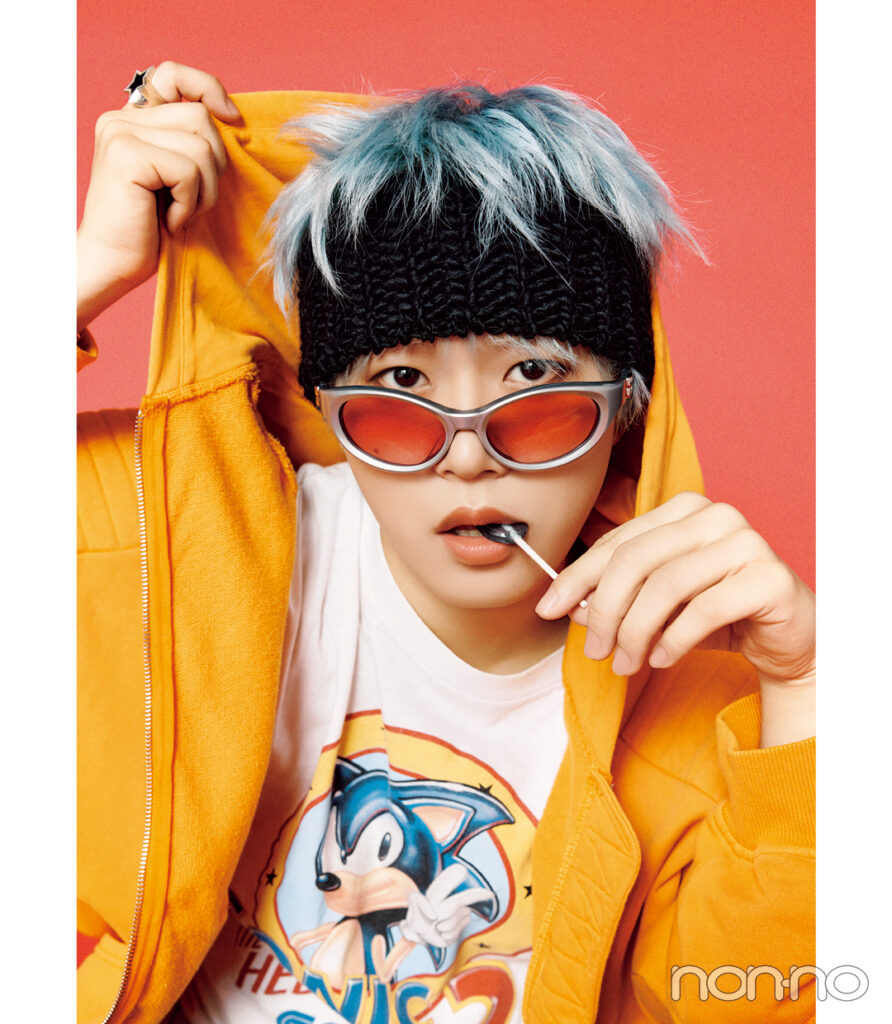 JO1木全翔也 撮影のために髪をブルーに！カラーサングラスで魅力倍増