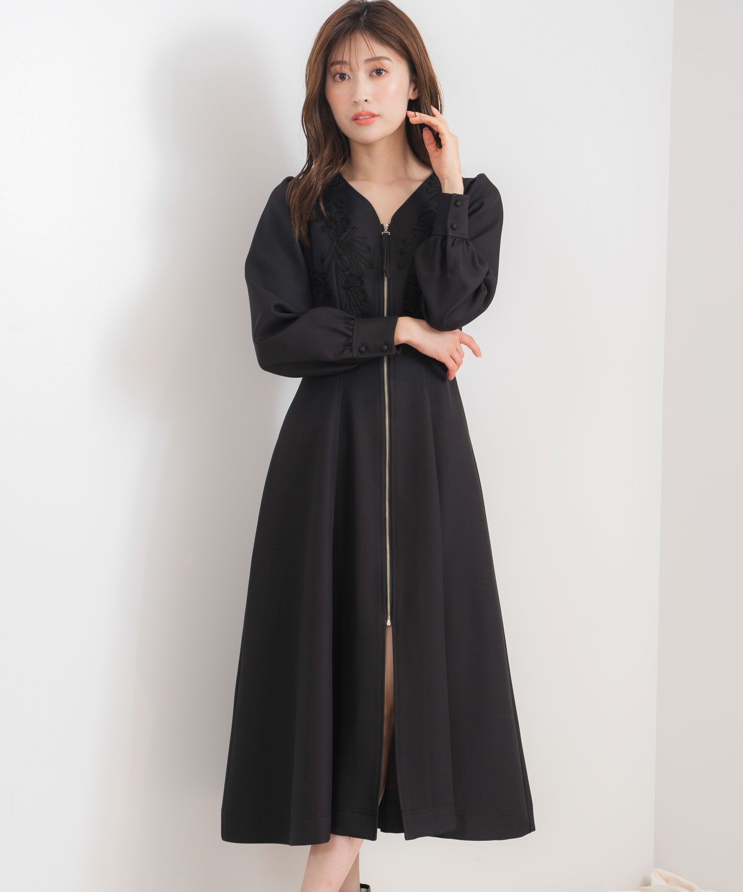 コード刺繍ジップワンピース | ロングワンピース | NOELA OFFICIAL WEB