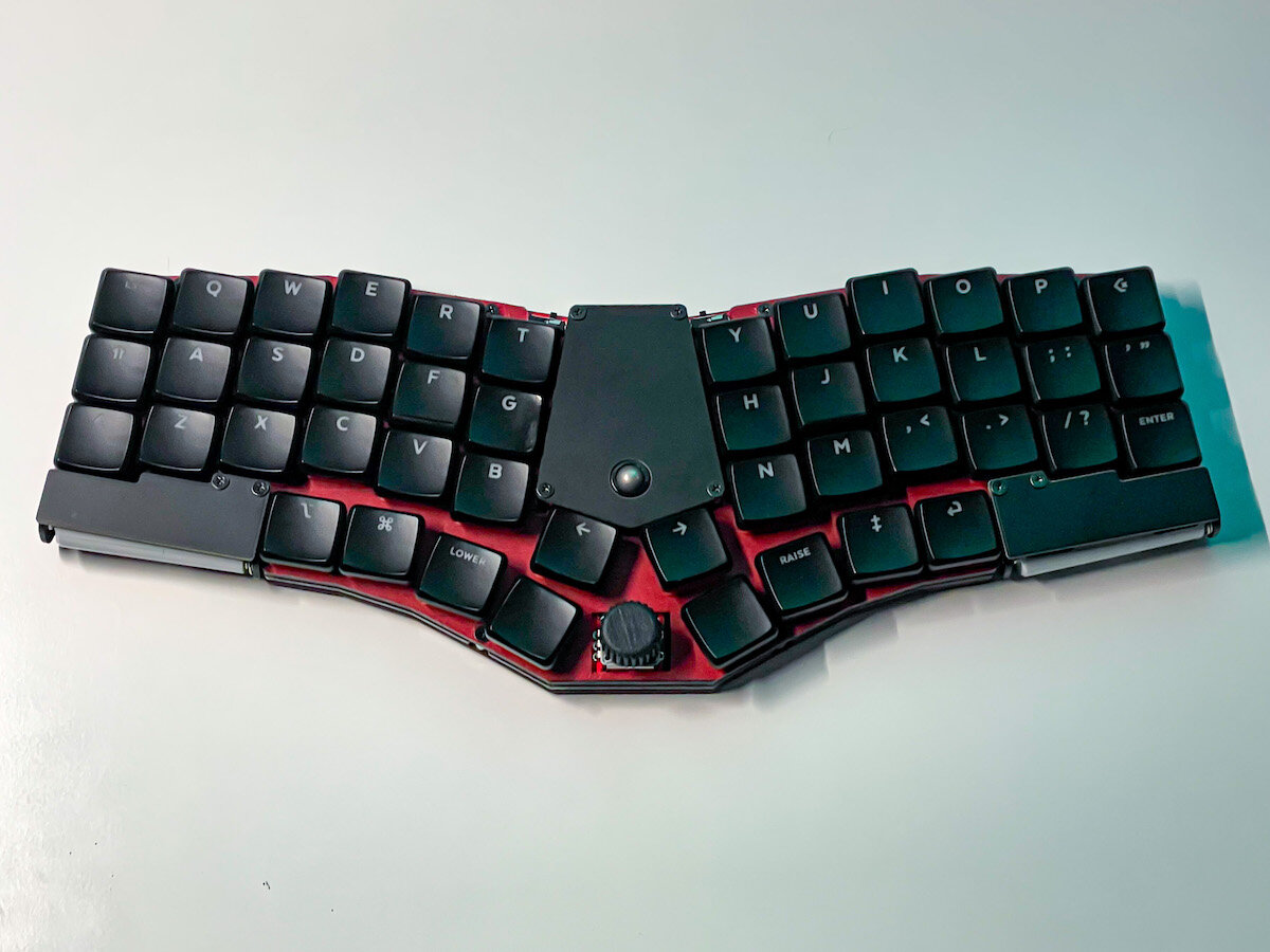 無線化対応・トラックボール内蔵のかっこいいメカニカルキーボード