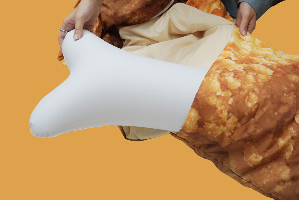 モスバーガーの「巨大モスチキン寝袋」がノベルティ・オブ・ザ・イヤー