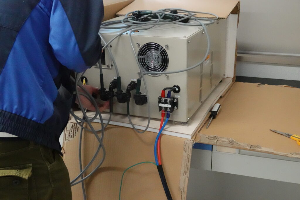 電解濃縮装置が納品されました！ | 茨城大学 原子力規制人材育成事業