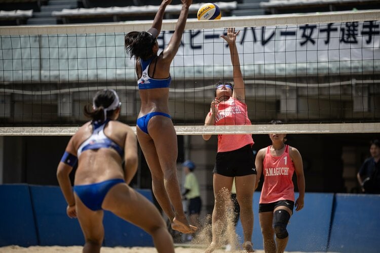 水着を着てるほうが悪い」という風潮も…ビーチバレー“ユニフォーム自由