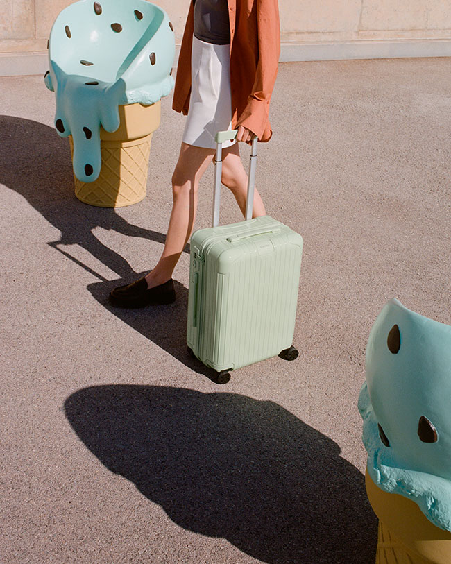 RIMOWA」から “MINT”と “PAPAYA” の新色スーツケースが登場！ | Numero