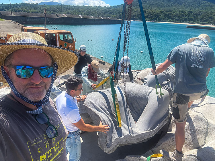 日本初、水中彫刻「オーシャン・ガイア」が徳之島に誕生──アートが