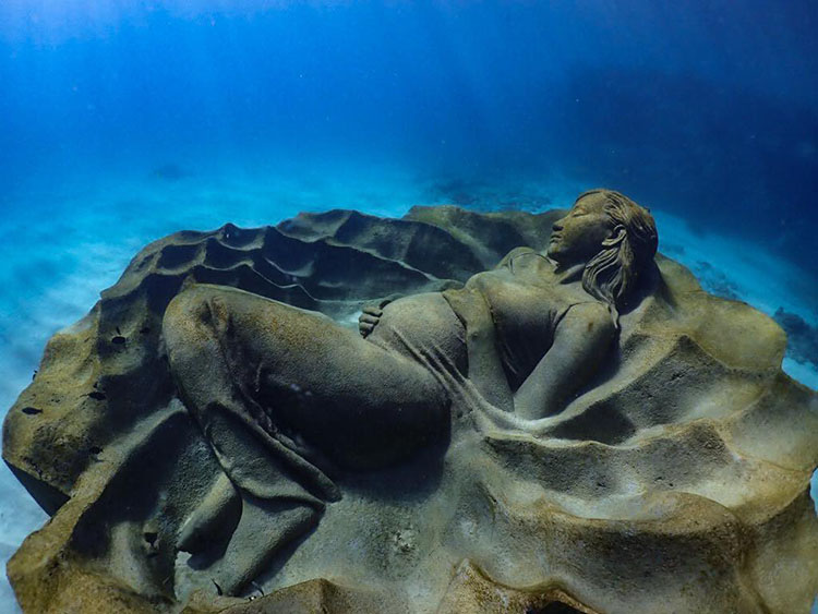 日本初、水中彫刻「オーシャン・ガイア」が徳之島に誕生──アートが
