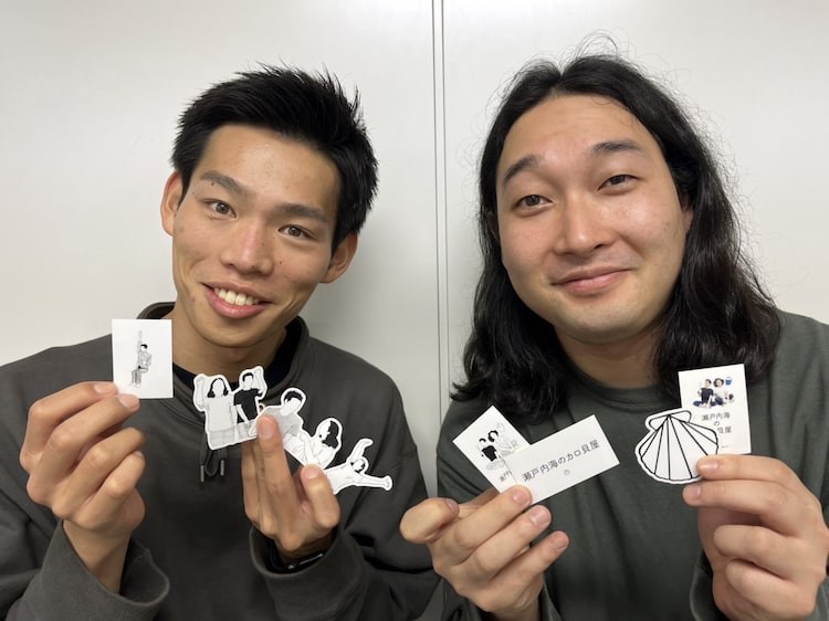 かが屋が初めてアクリルスタンド化、単独ライブ公式グッズの受付開始