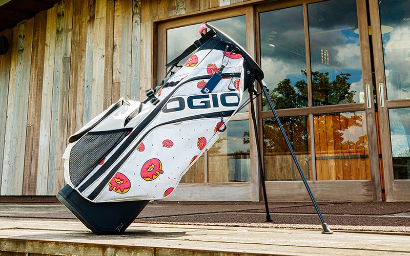 茶目っ気たっぷりのドーナツプリントに注目！女子ゴルファーにおすすめ