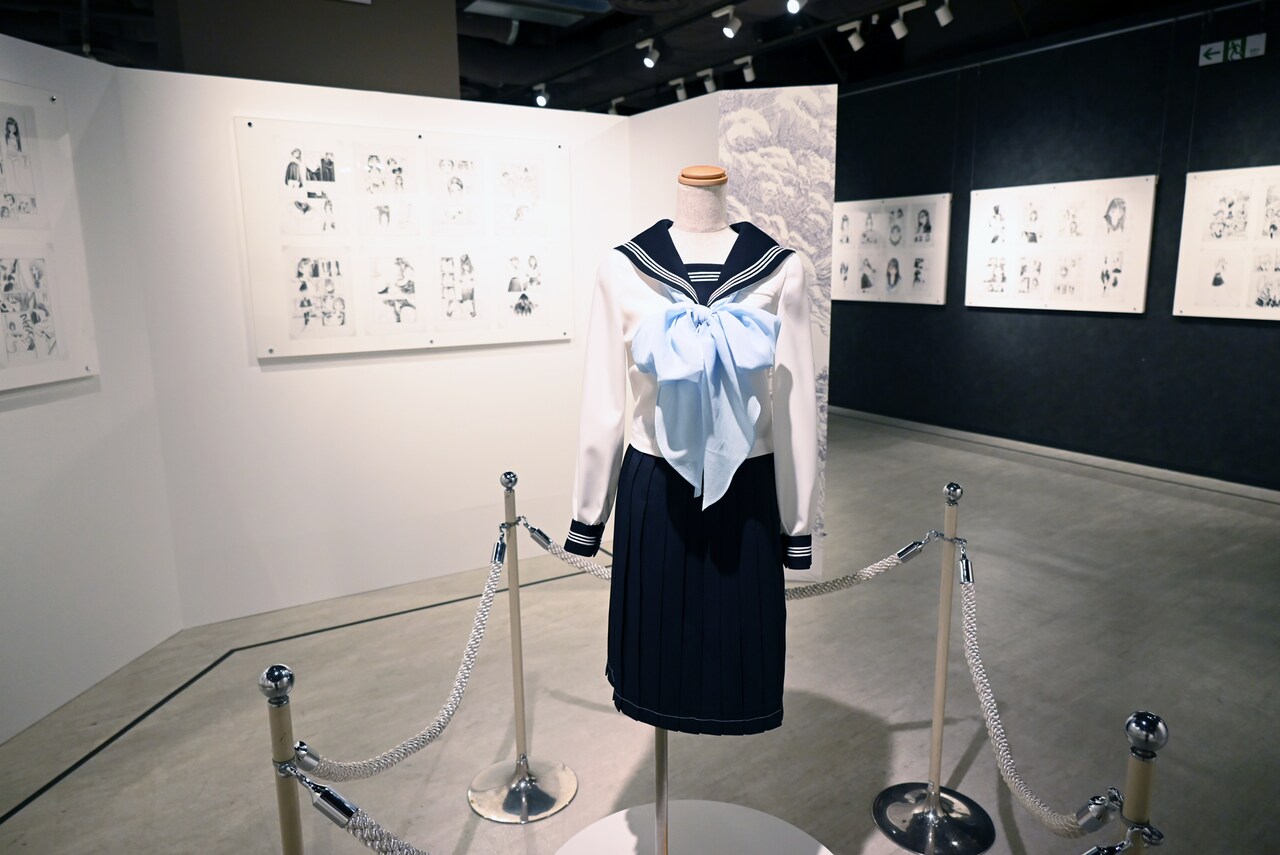 明日ちゃんのセーラー服」原画展、リアルに再現された制服は作者の母