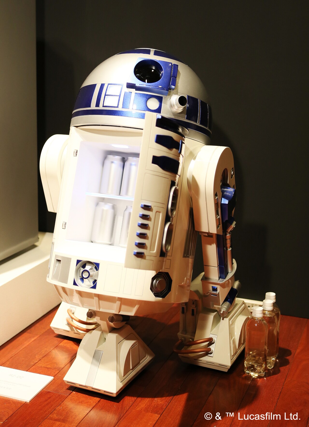 R2-D2等身大サイズの動く冷蔵庫が登場、映画キャラの家電グッズも