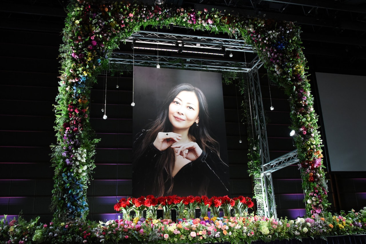 中山美穂お別れの会に多くの著名人が参列、アイドル時代の先輩・小泉
