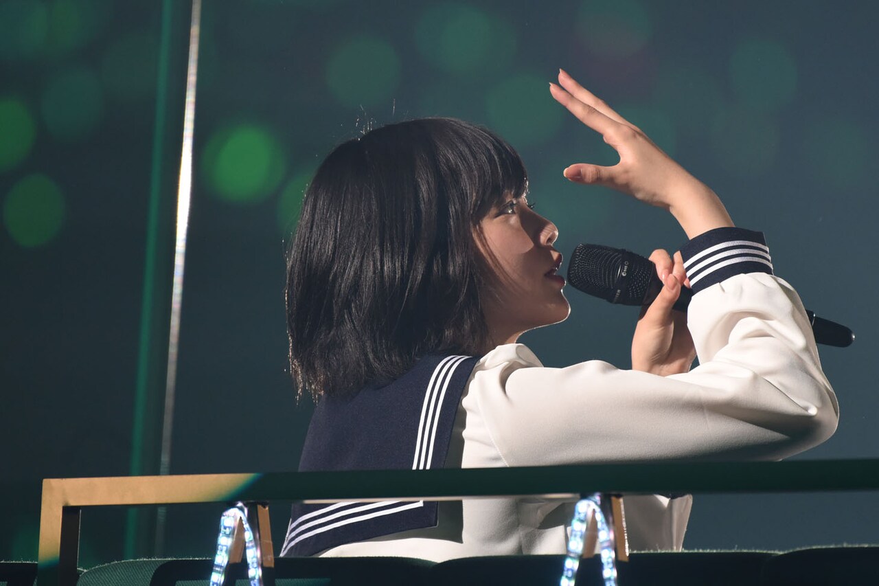 セーラー服で歌う平手友梨奈。 [画像ギャラリー 25/37] - 音楽ナタリー