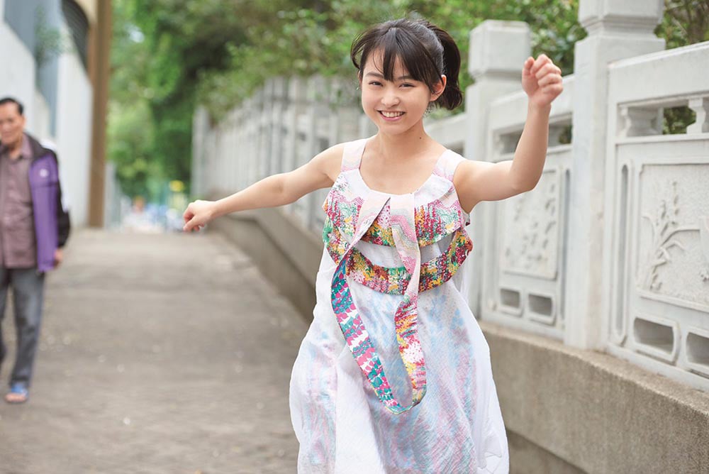 乃木坂46伊藤万理華、22歳の誕生日に1st写真集発売 - 音楽ナタリー