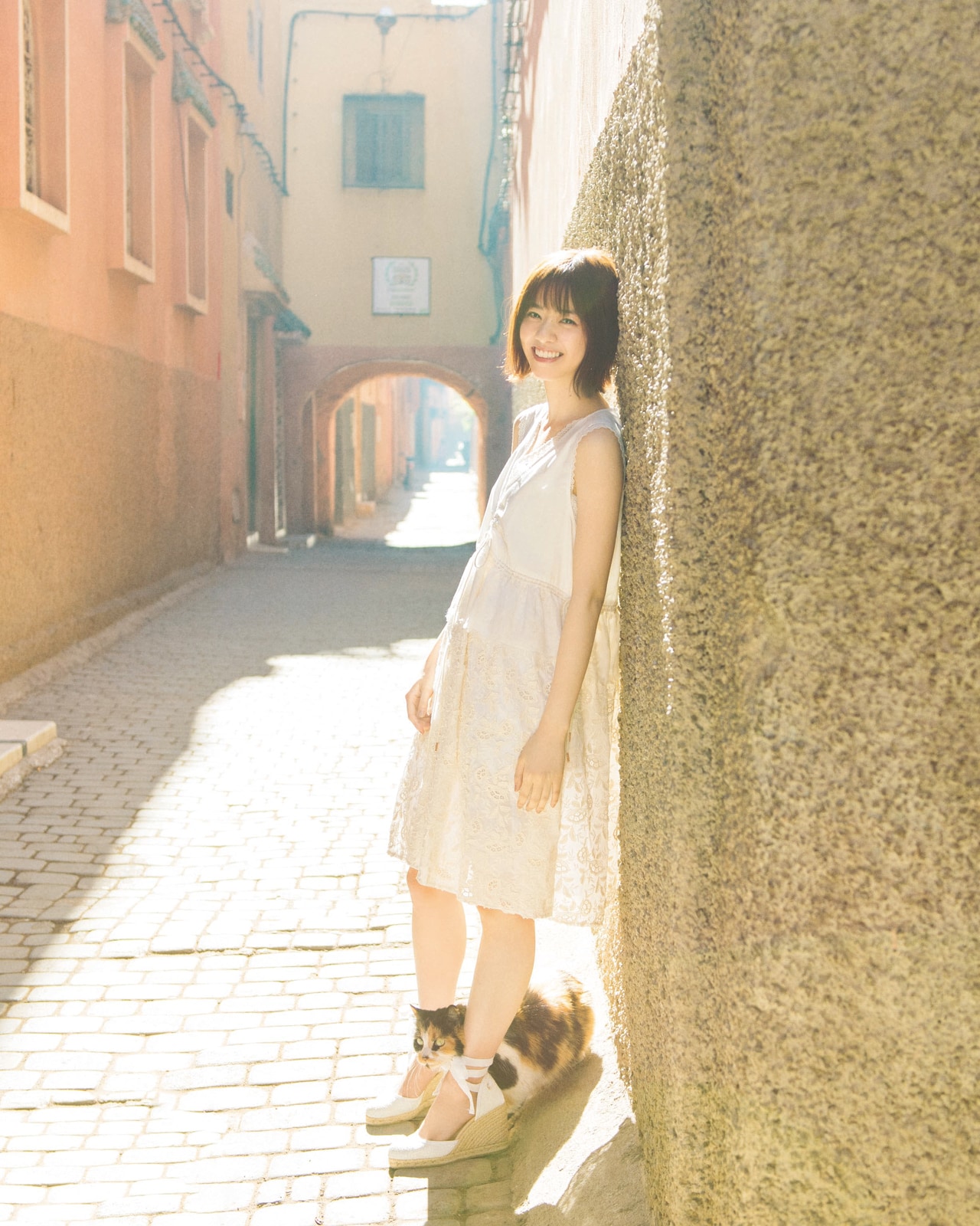 西野七瀬の足元から猫がひょっこり - 音楽ナタリー