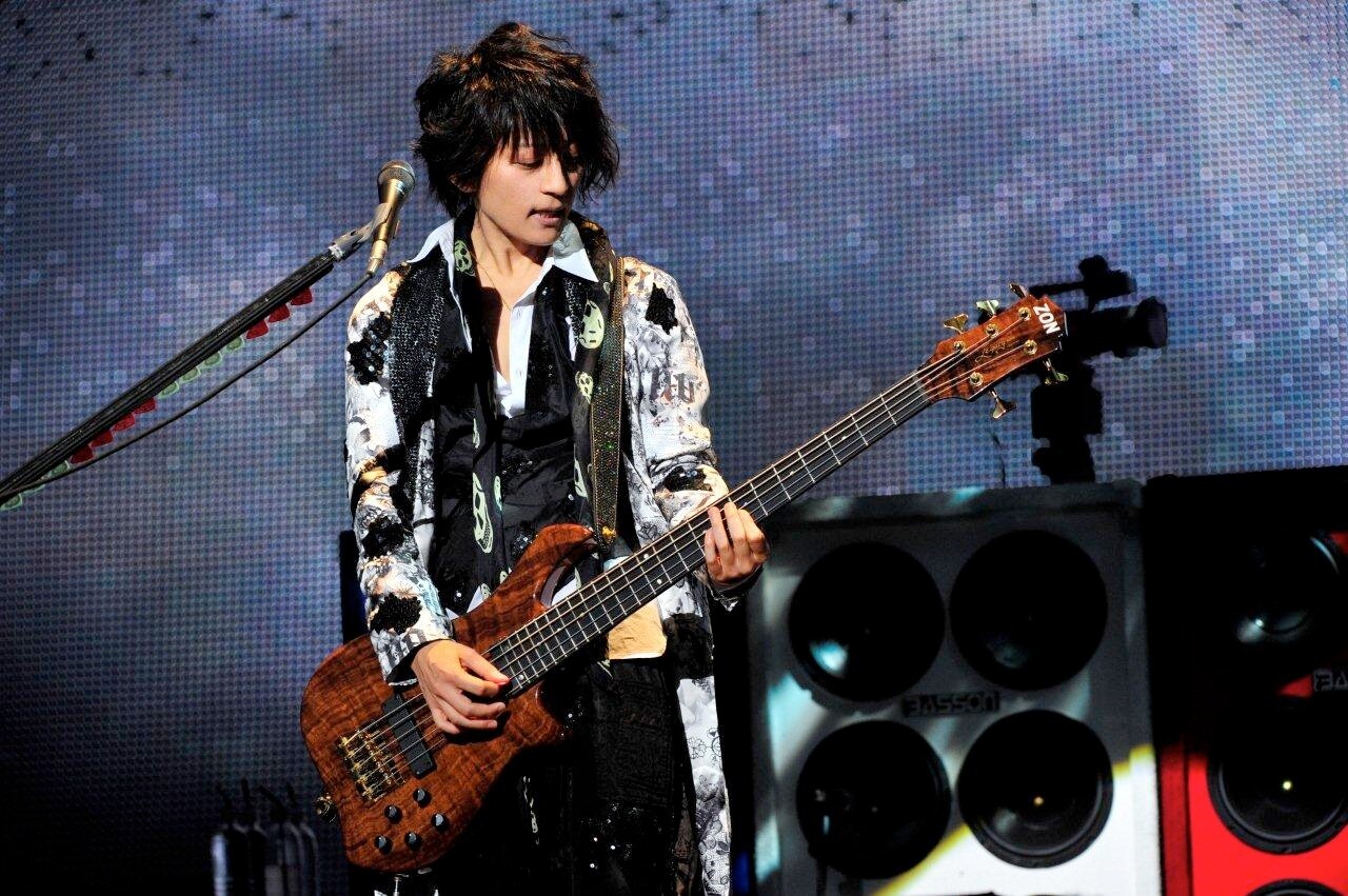 ラルクtetsuya、米国楽器メーカーとエンドースメント契約 - 音楽ナタリー