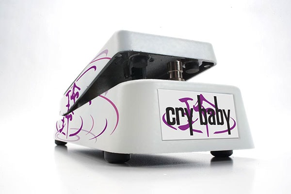 ワウペダルの名機CRY BABYからB'z松本孝弘モデル登場 - 音楽ナタリー