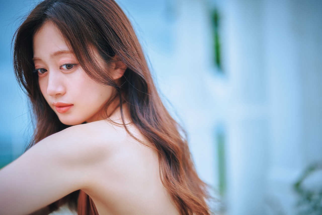 川上千尋 ファースト写真集 永遠未遂」誌面カット（撮影：岡本武志