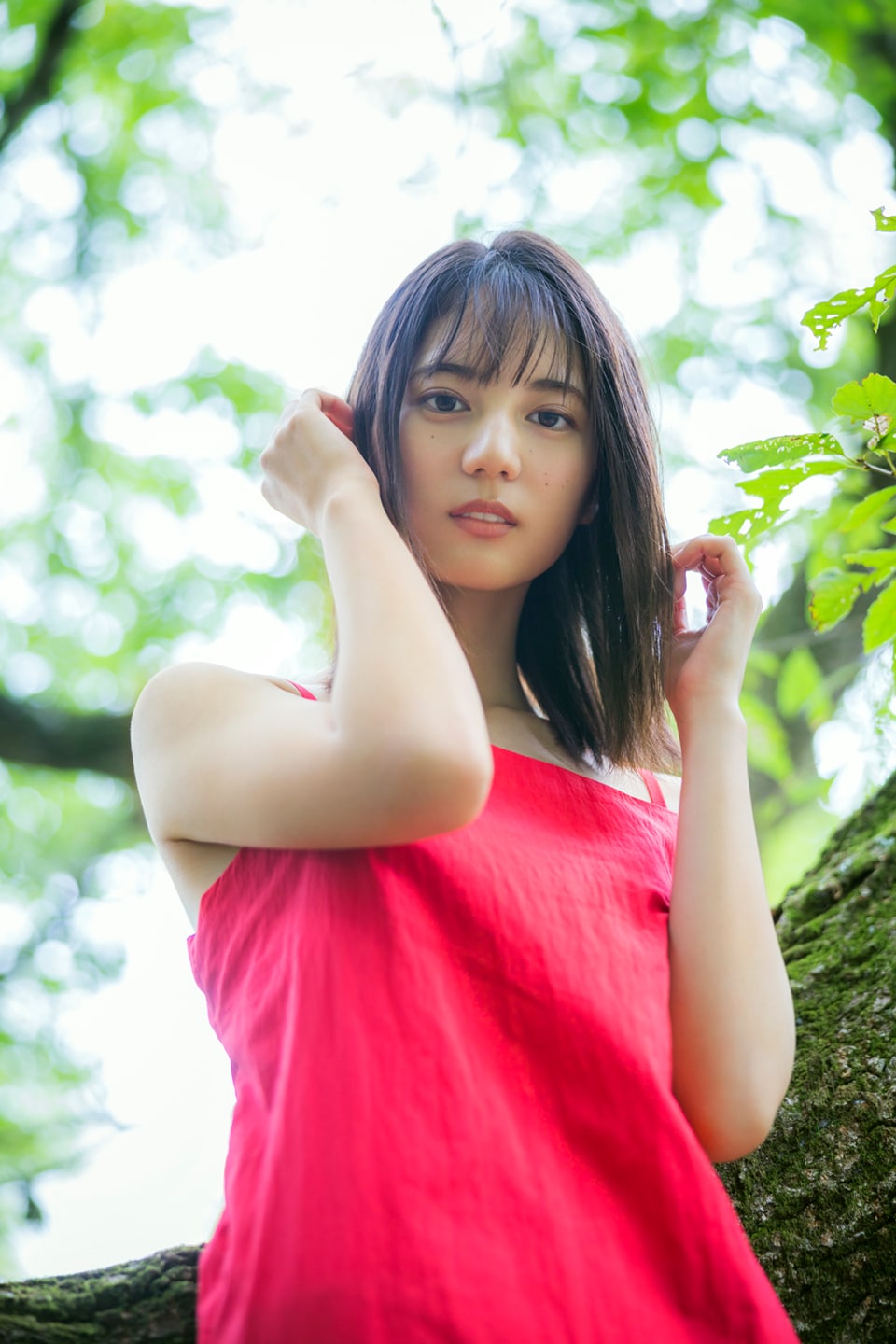 日向坂46小坂菜緒の1st写真集発売！少女と大人の表情収めた作品に