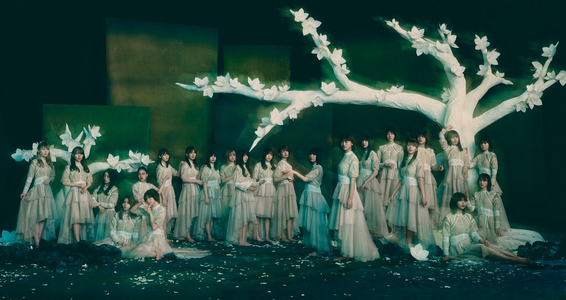 櫻坂46が桜の木のもとに集う「五月雨よ」アーティスト写真 - 音楽ナタリー