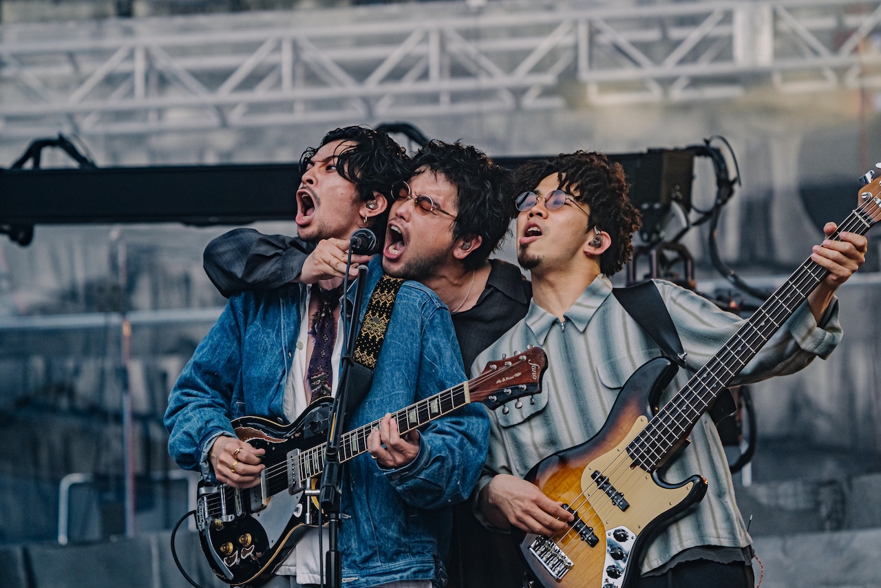 顔を寄せ合い熱唱する常田大希（Vo, G）、井口理（Vo, Key）、新井和輝