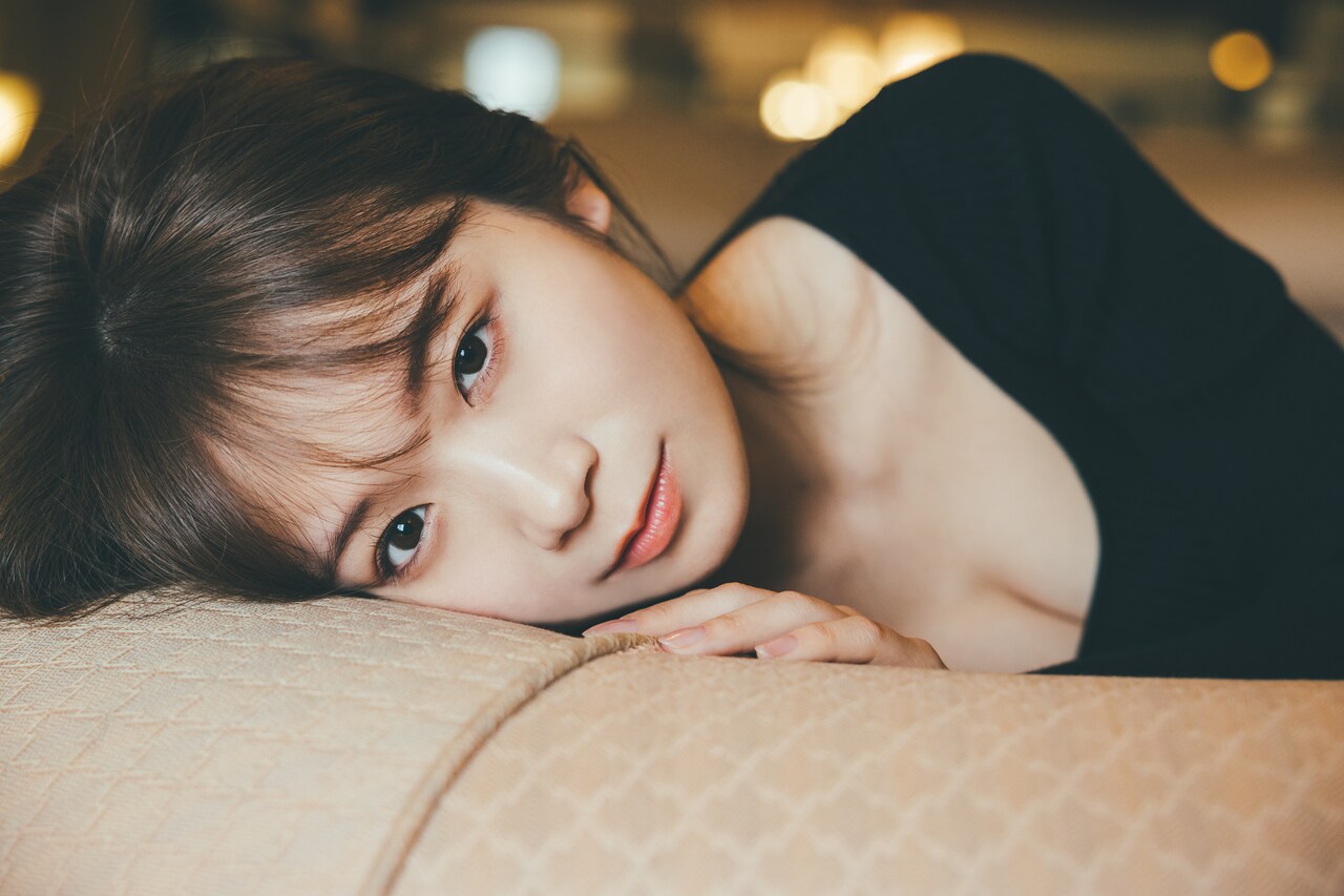 秋元真夏、ソファにもたれ強い視線投げかける（コメントあり） - 音楽