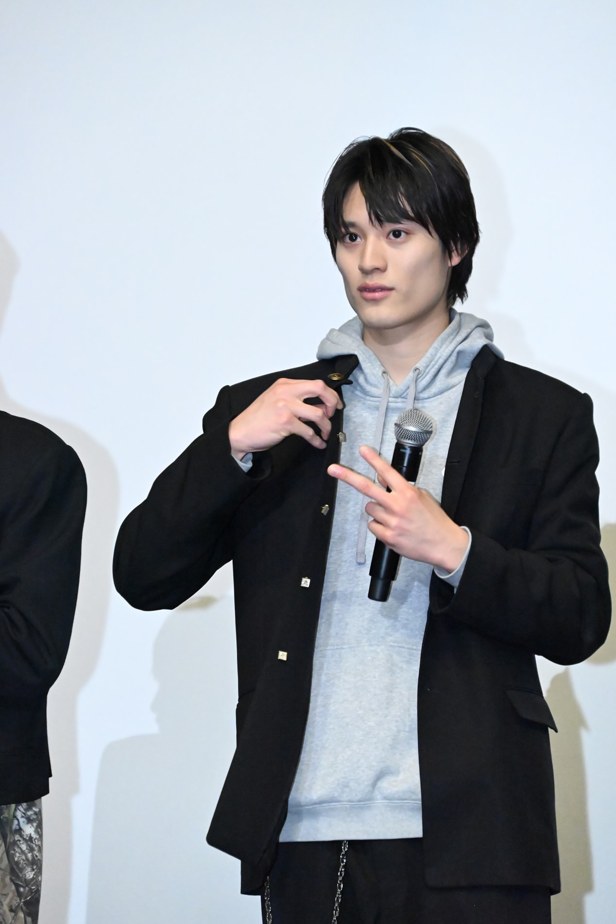 第二ボタンを外すONE N' ONLYの上村謙信（KENSHIN）。 [画像ギャラリー