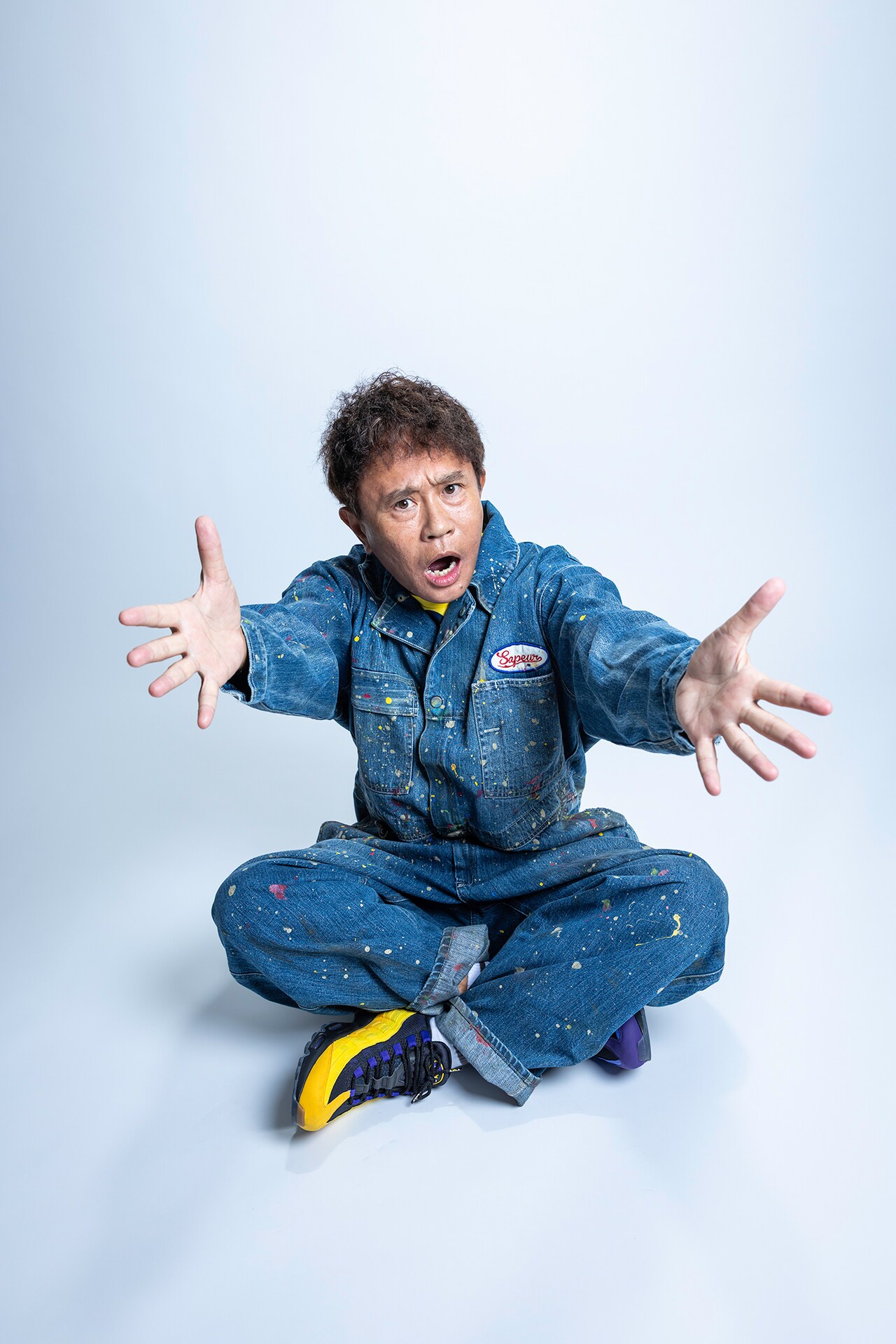 ダウンタウン浜田雅功が1人ひとりの目の前で色紙に手形を押して渡す