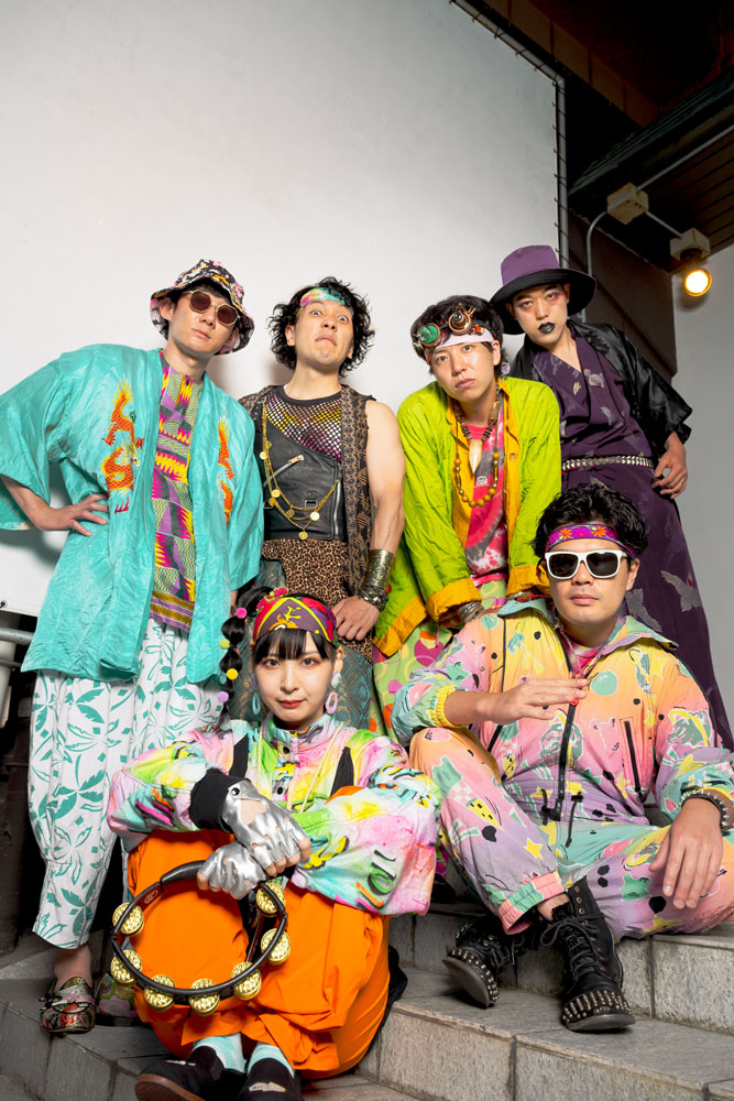 ジュースごくごく倶楽部が9Pにわたり特集される、ファミチキやメイクや