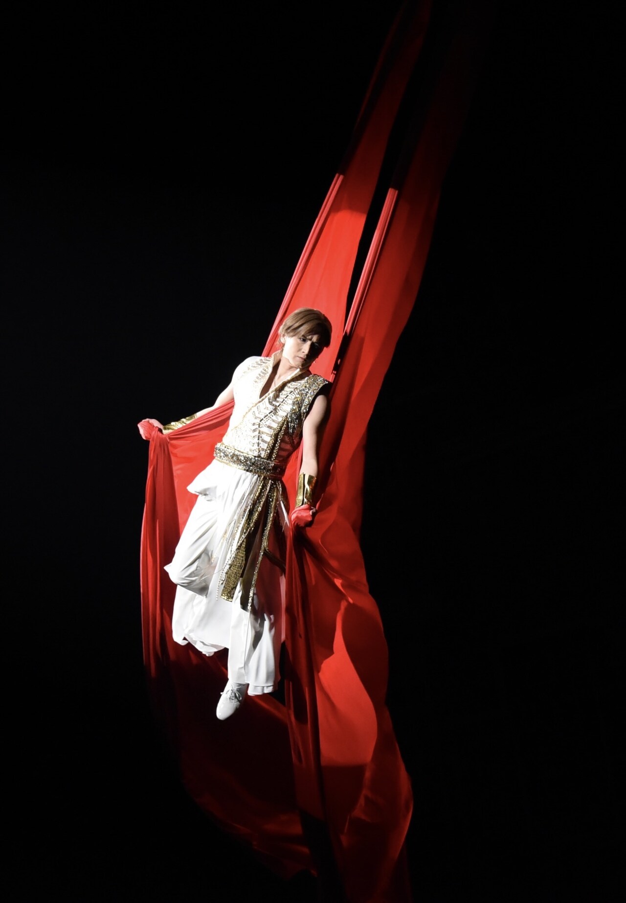 堂本光一の新たな挑戦「SHOCK」開幕、“相棒”堂本剛の誕生日祝うひと幕