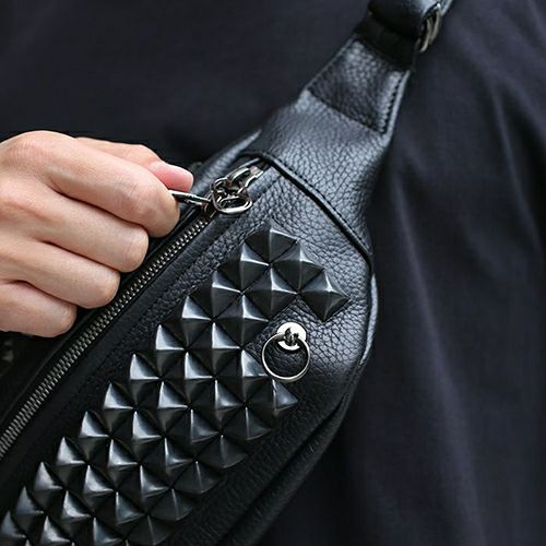 J-BG008)ENDUREレザースタッズボディバッグショルダーバッグS-ブラック