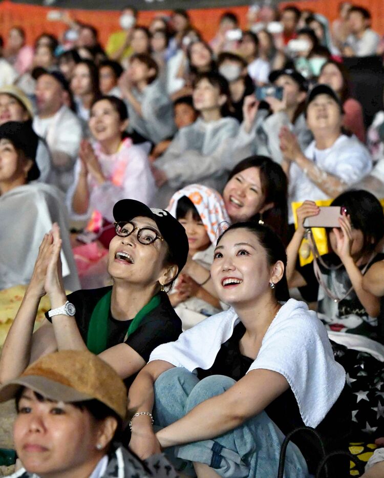 安室ちゃんの全てが大好き」ファン感謝の涙 「聖地」で最後の花火