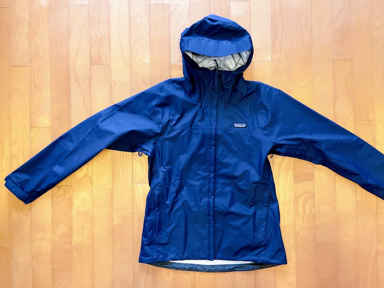 パタゴニアのトレントシェル｜大人レディースならネイビーがコーデしやすい