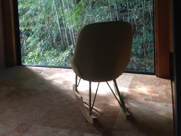 273)ダルトンのロッキングチェアを買い足して窓辺にならべた – 山小屋