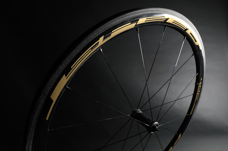 フルクラムの日本限定アイテム「スピード40C ゴールド」限定発売