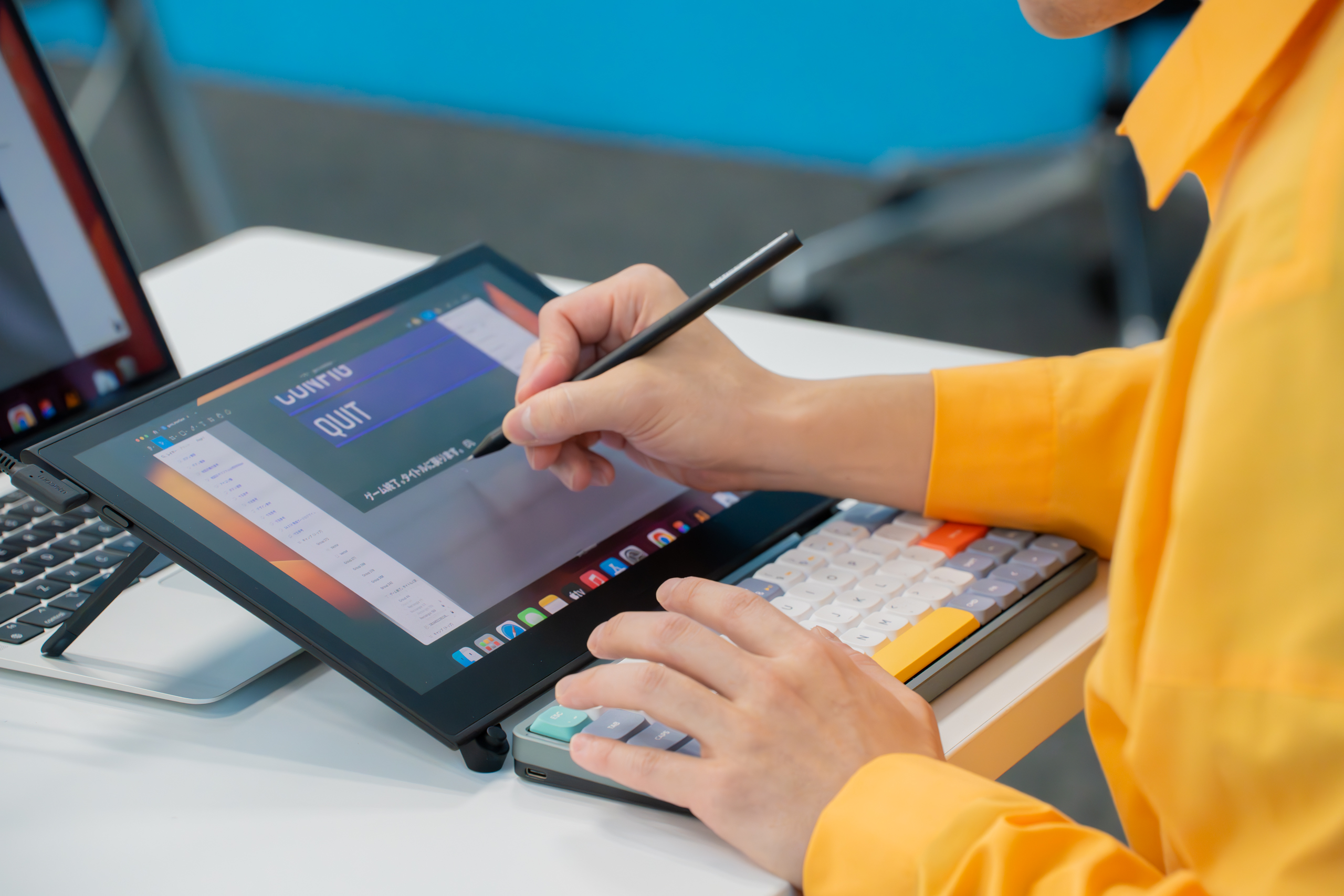 Wacomから薄くて軽い、持ち運びに適した有機EL採用のペンタブレット