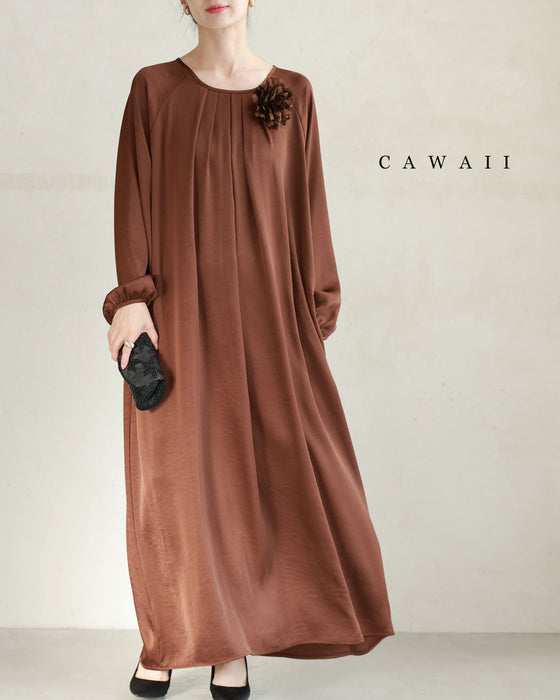 とろんと揺れる艶めきロングワンピース（紐ベルト・コサージュ付き