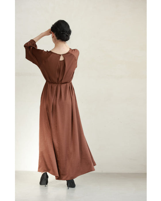 とろんと揺れる艶めきロングワンピース（紐ベルト・コサージュ付き