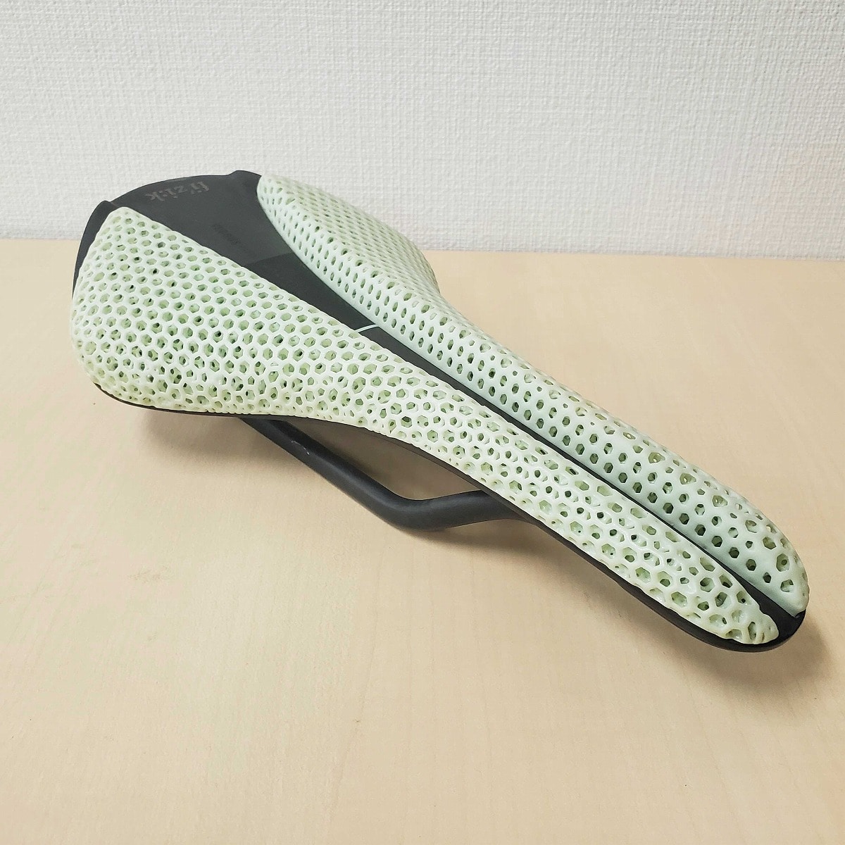 訳アリ品】 fi'zi:k ( フィジーク ) サドル VERSUS EVO ANTARES 00