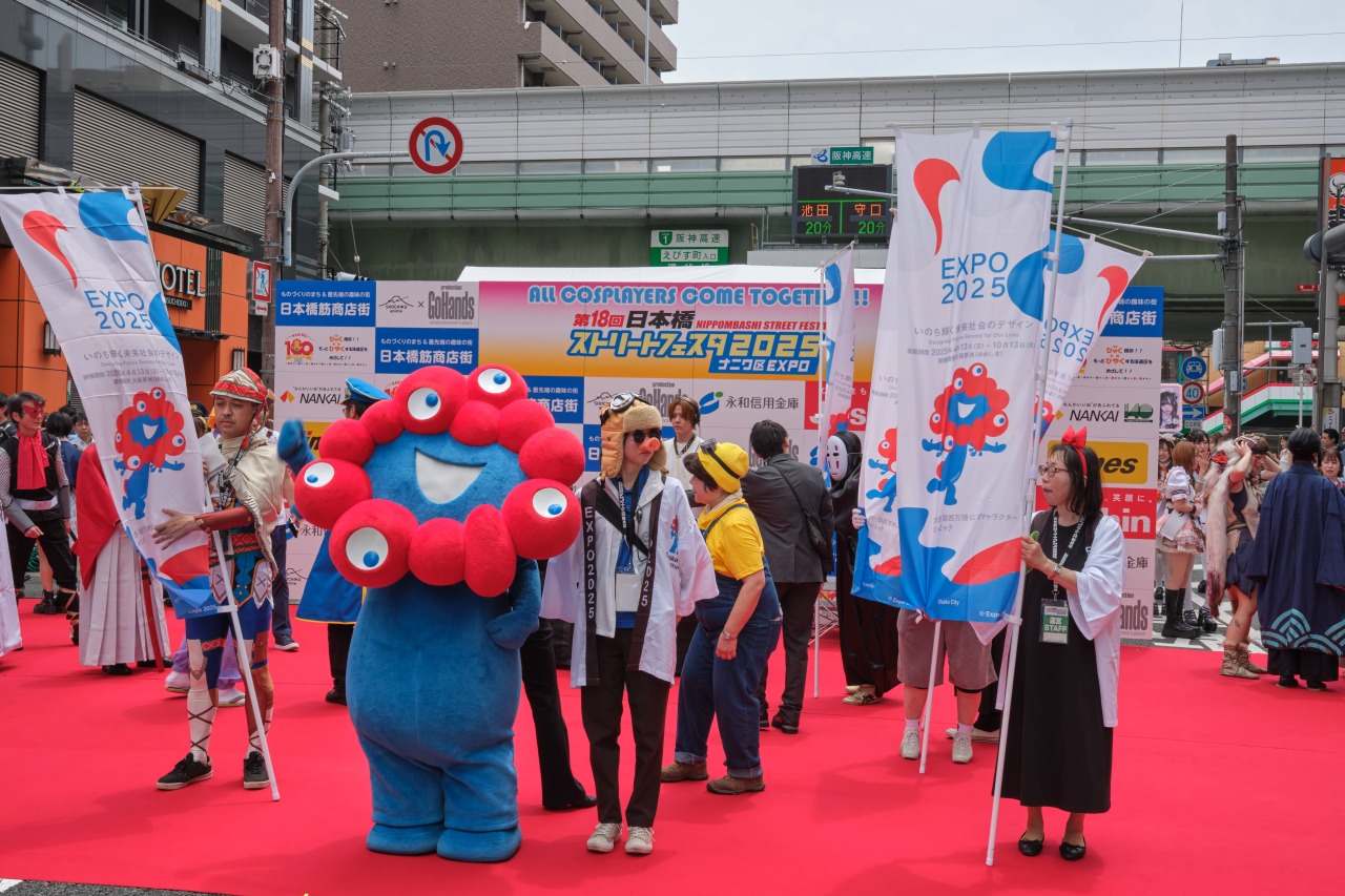 ミャクミャクの旗がずらり！ 万博応援をポップカルチャーの街から