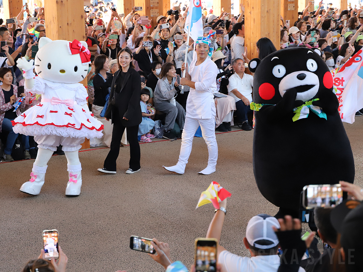 動画】大阪・関西万博、最終日にフラッグパレード ハローキティ、くま