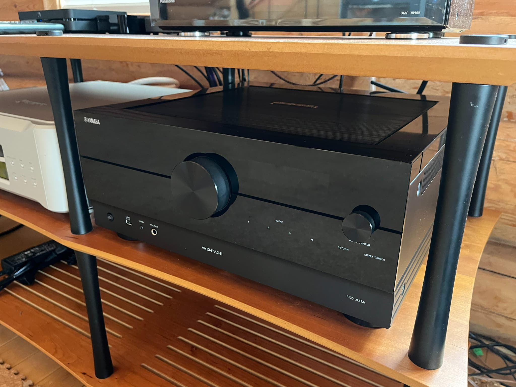 木のぬくもり溢れるシアタールームにAVアンプを追加導入｜CAVIN 大阪屋