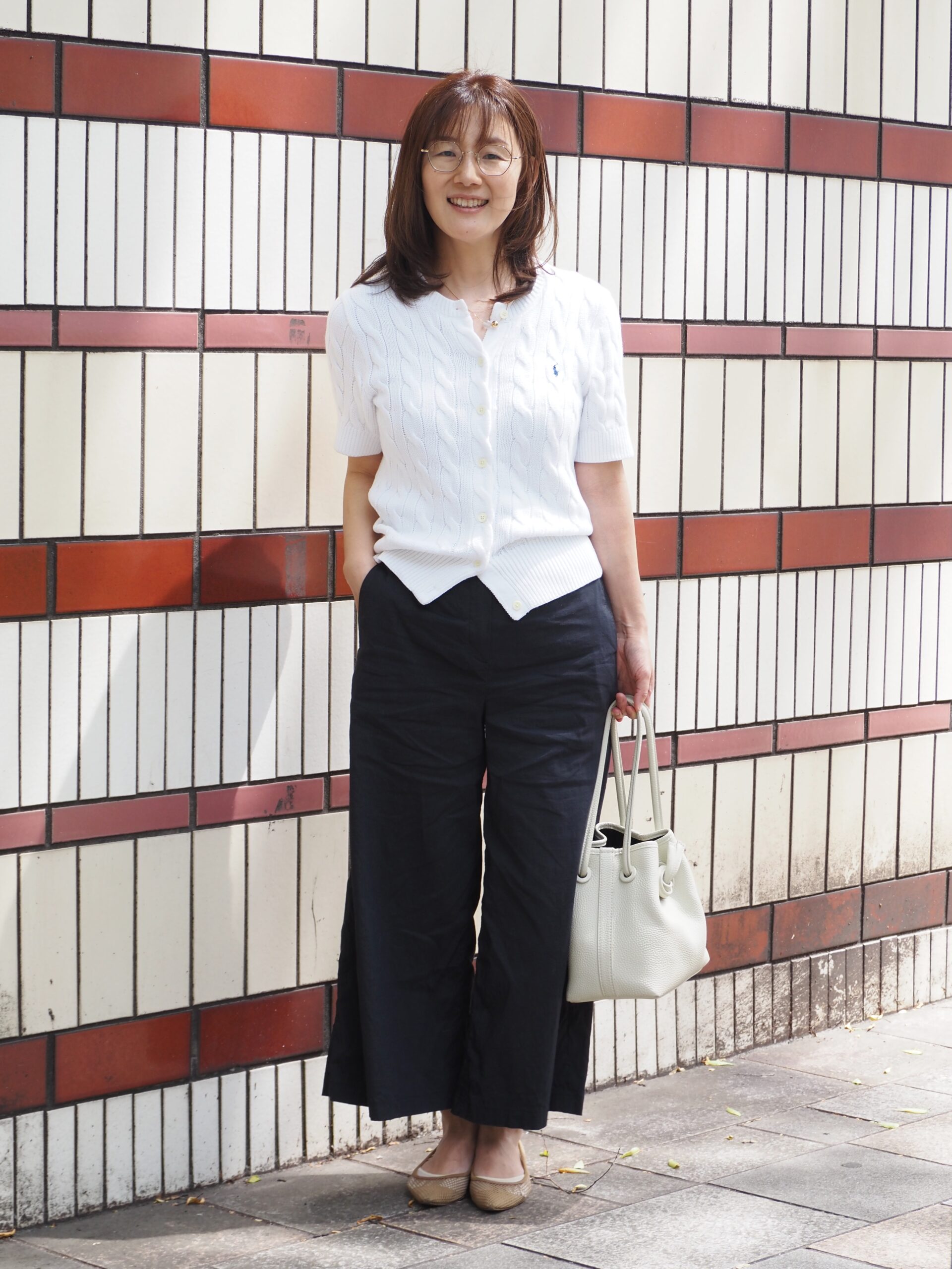 スナップ】上品見えする「ラルフローレン」の半袖ニットはレフ版効果の